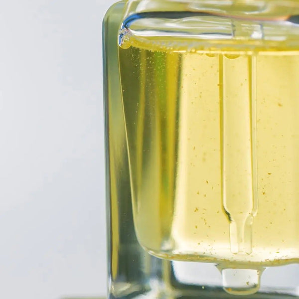 24k gold nourishing oil close up